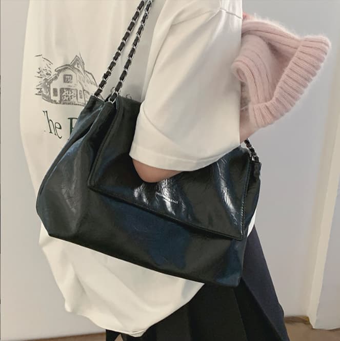 チェーン バッグ 光沢感シルバーチェーンショルダーバッグ大容量斜め掛け