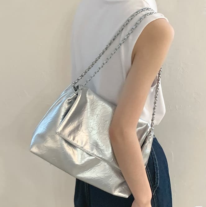 チェーン バッグ 光沢感シルバーチェーンショルダーバッグ大容量斜め掛け