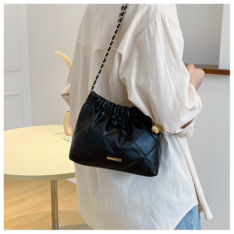 チェーン バッグ キルティング巾着型ミニバッグ チェーン付き黒